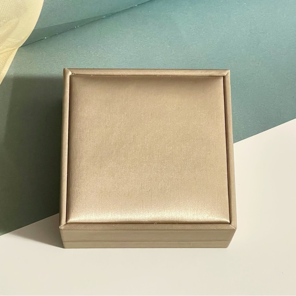 ✨Gorgeous Champagne Leather Bracelet Storage Box